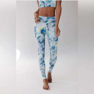 SAVVI Indi Leggings 26” Blue Monet Yoga Size SMALL MSRP $68 SOLD OUT ONLINE!